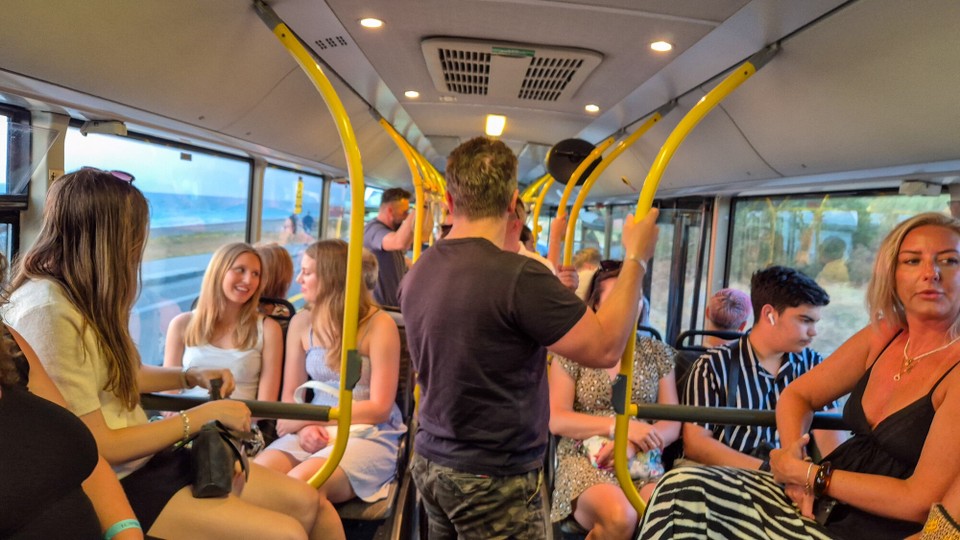 Griechenland - Rhodos - Es hat sich geändert. Party People on the way, Bus nun voll.  