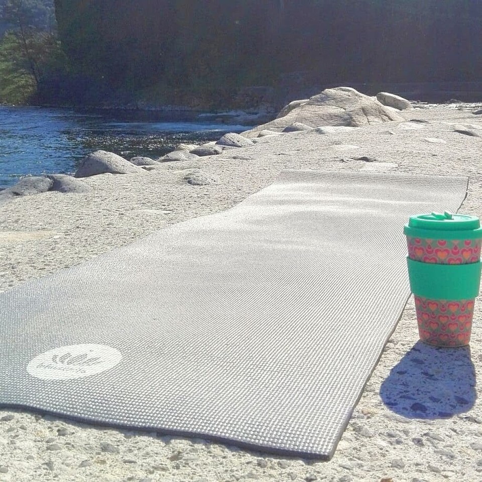 Frankreich - Pont-de-Labeaume - Yoga auf dem Flusswehr am Campingplatz