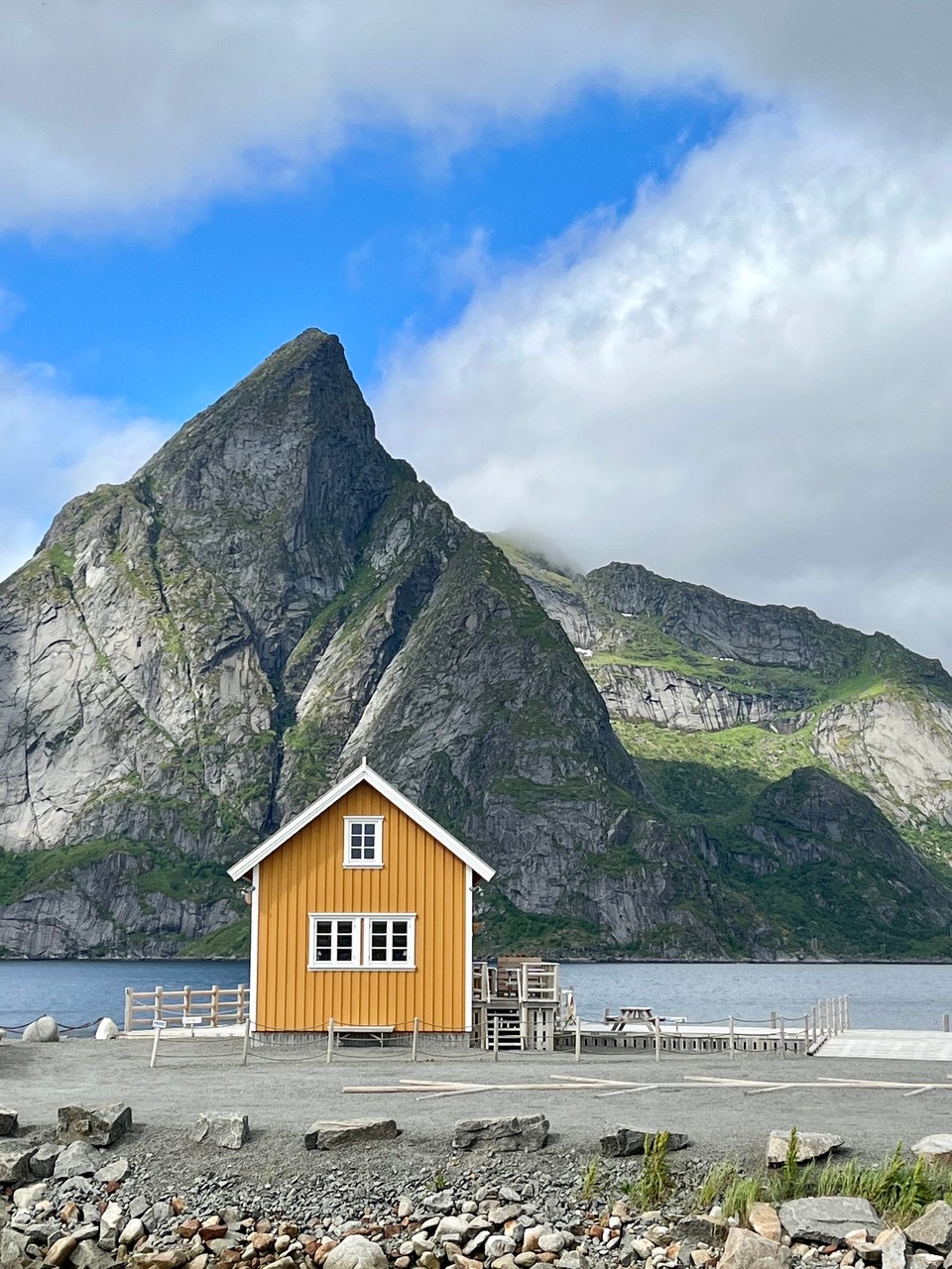 Norwegen - Reine - Das gelbe Haus von Sakrisøya