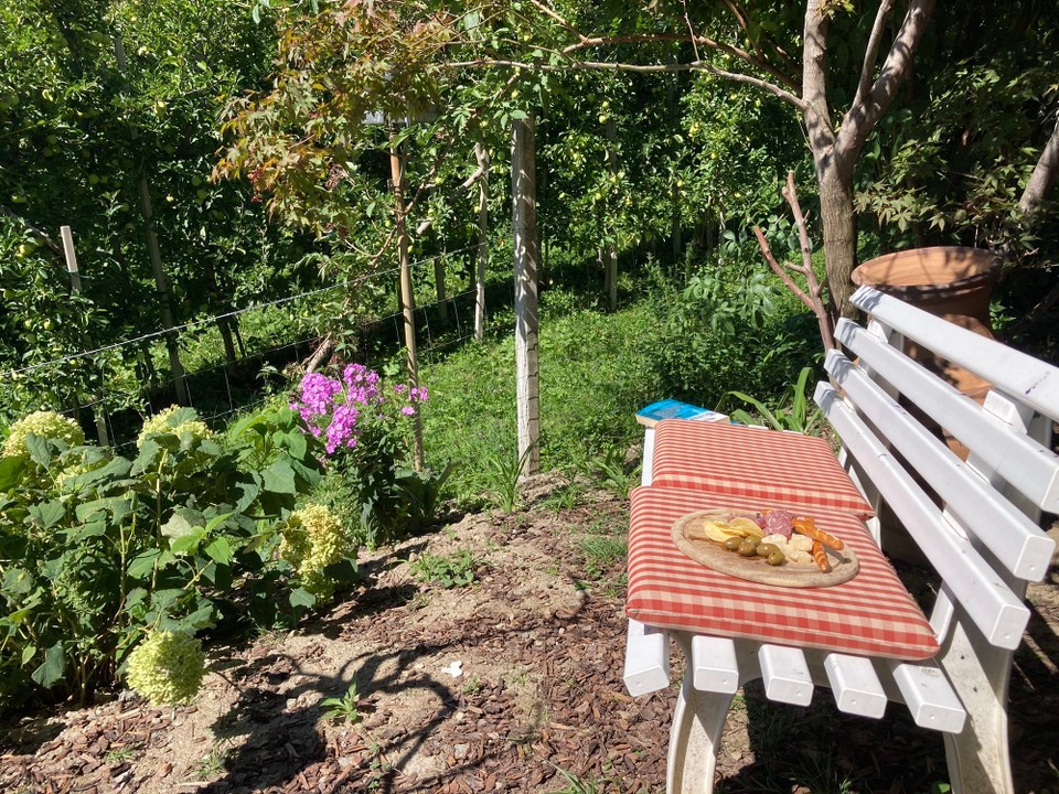 Italien - Schlanders - Jause im Garten vor meinem Zimmer