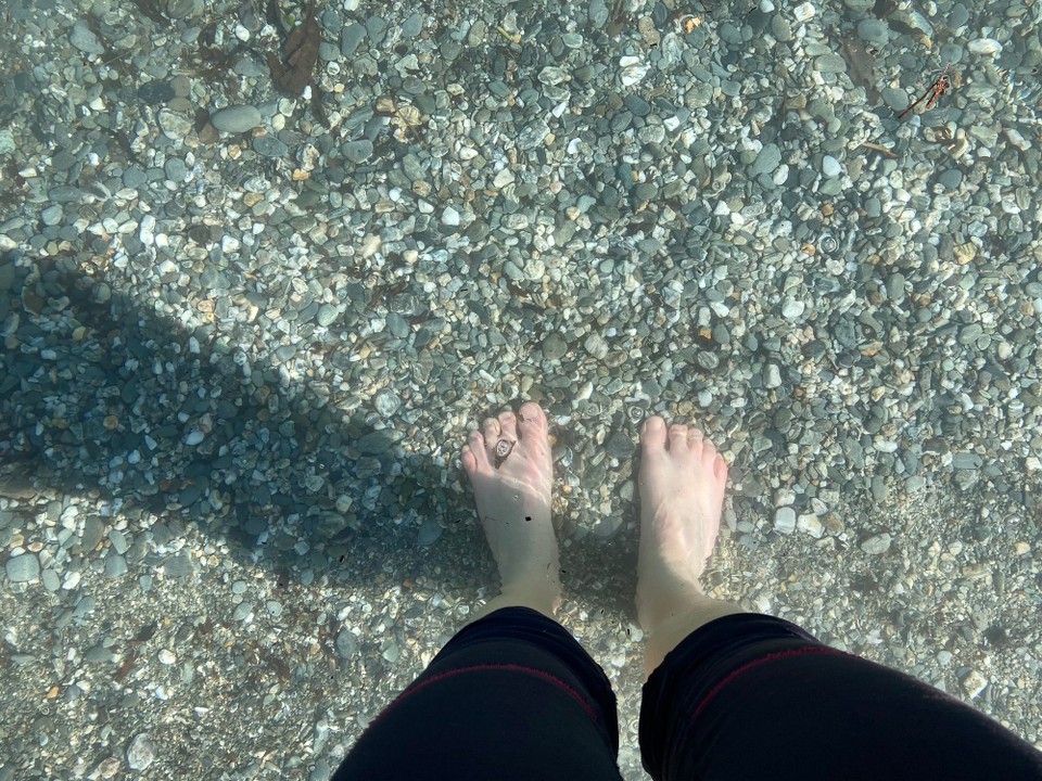 Neuseeland - Queenstown-Wakatipu Ward - Auf dem Rückweg am Strand wird noch die Wassertemperatur des Sees getestet - nicht so kalt wie erwartet, aber trotzdem ziemlich frisch 🫣