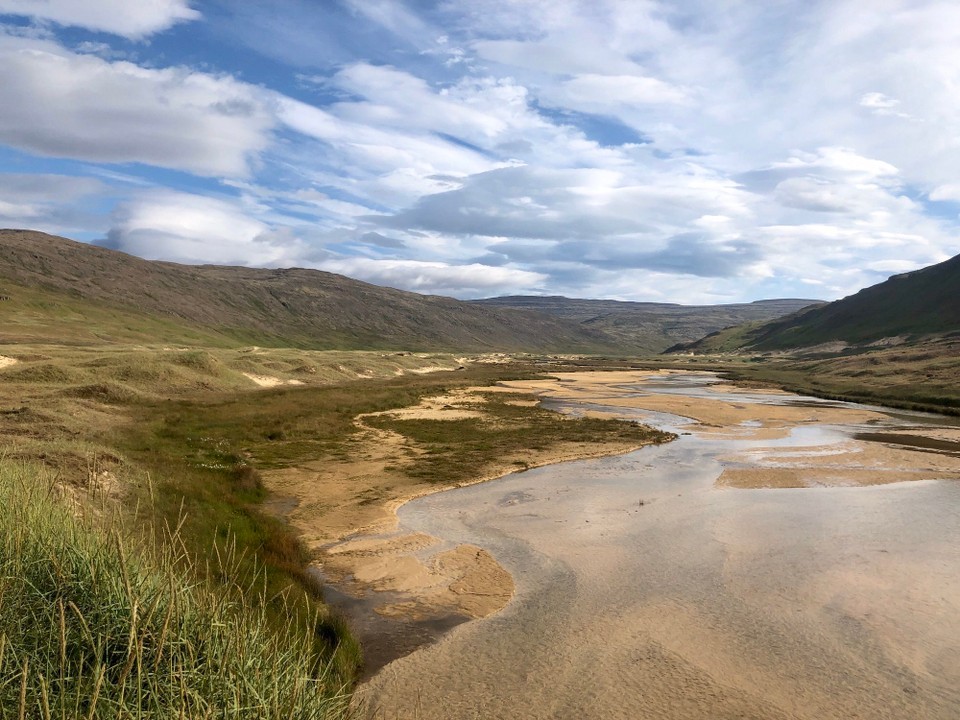 Island - Vesturbyggð - Und hier sind wir schon wieder unten am Flughafen von Patreksfjörður. Da tut sich auch ein wunderschönes Tal auf... Kann man sich auch als Kalenderbild ins Wohnzimmer hängen...🤪😍