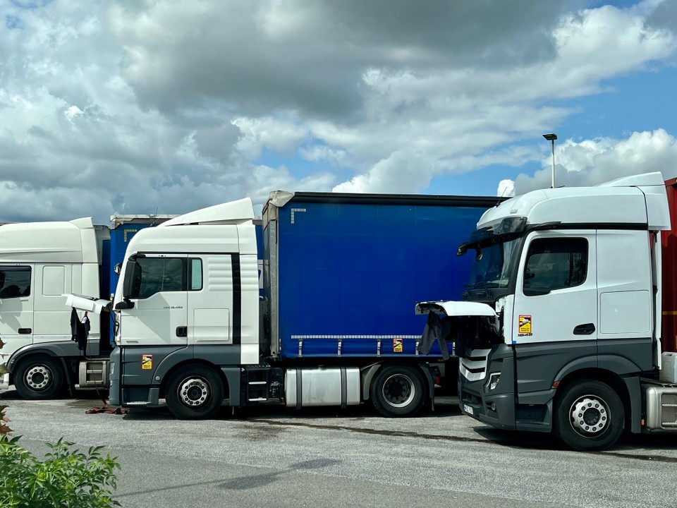 Frankreich - Calais - Sonntage auf der Autobahnraststätte verbringen - ohne Worte. 