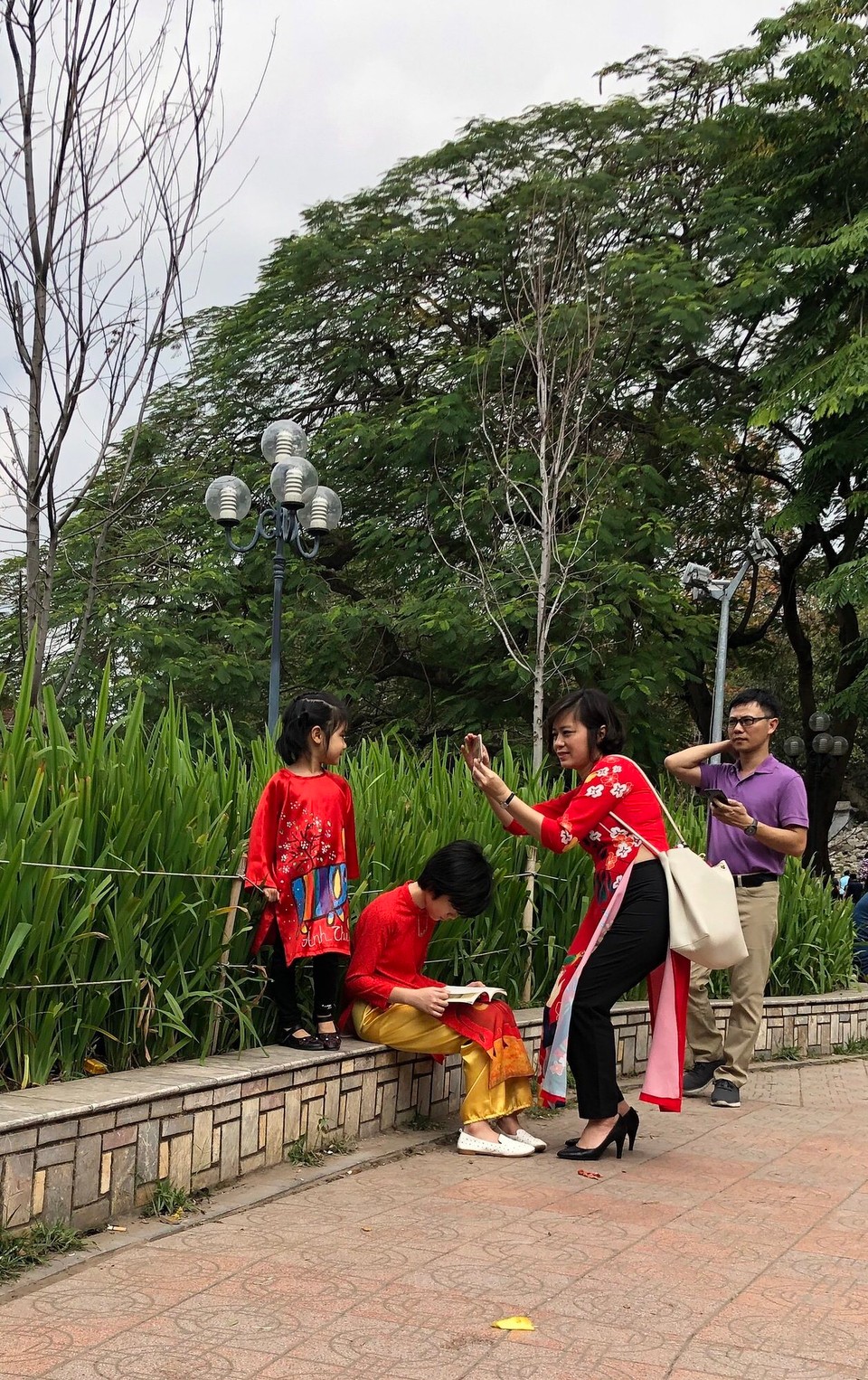 Vietnam - Hanoi - Die Familien machen sich schick...