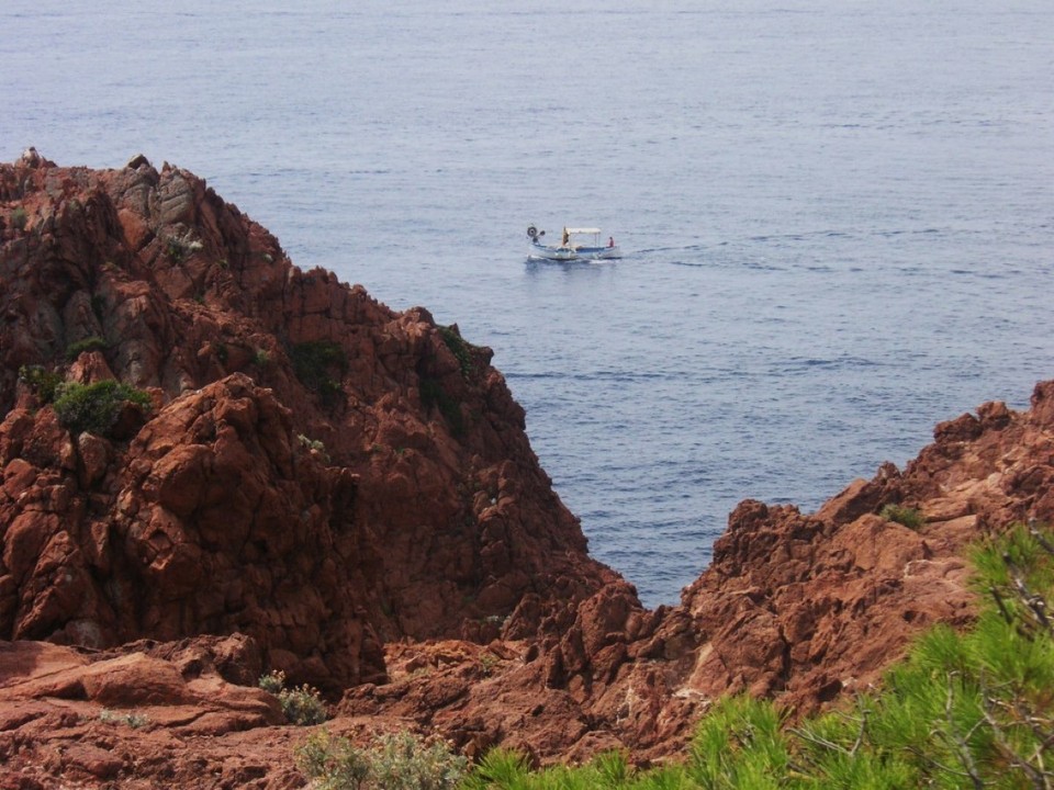 Cote d'Azur, Südfrankreich - Saint-Raphaël - ...rote Felsen, blaues Meer...