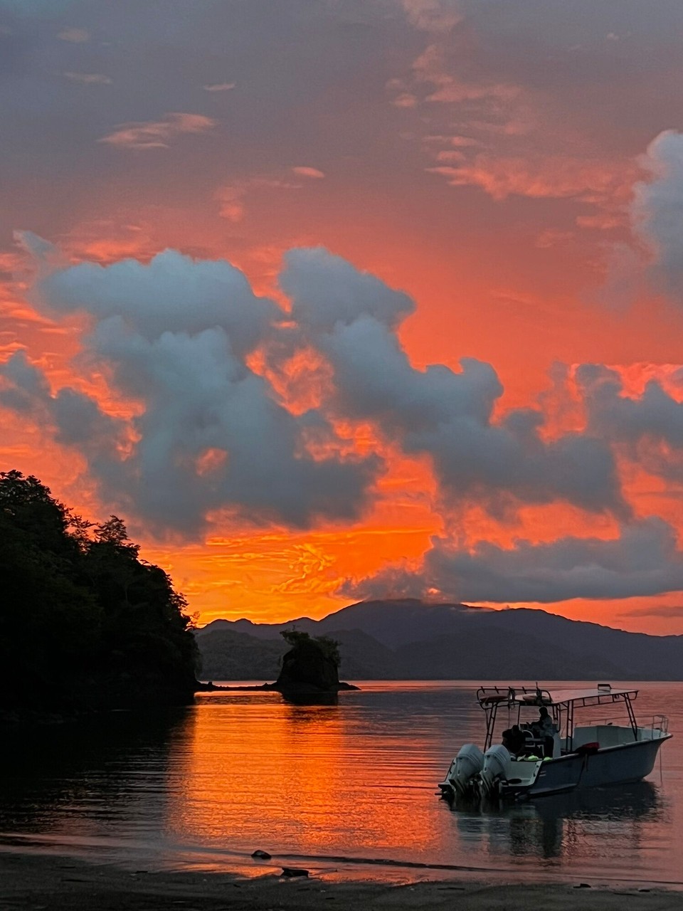 Costa Rica - Puntarenas - Wärend dem wunderschöne Sunneuntergang isch es ganz still gsi, mer hent nur ide Ferni ab und zue e paar Brüllaffe ghört und d‘Welle. 