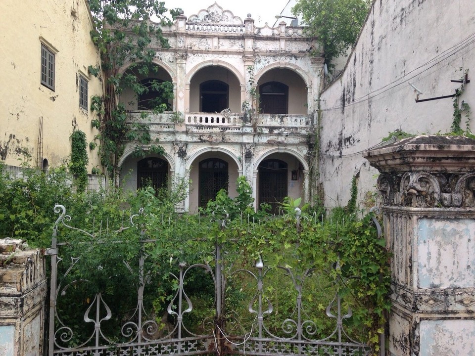 Malaysia - Semporna - He says he’s bought a fixer-upper for us!