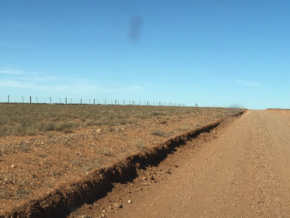 Australia - Coober Pedy - Aaaw still the fence !