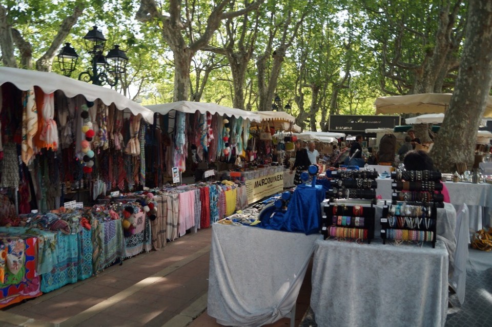 Frankreich - Saint-Tropez - Flohmarkt, gibt es alles von billig bis teuer gebraucht.