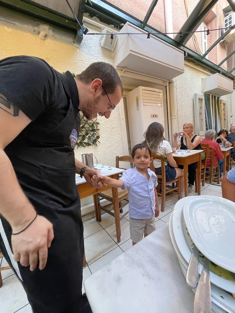 Griechenland - Athen - Elias hat einen neuen Freund gefunden und auch beim Kellnern geholfen.
