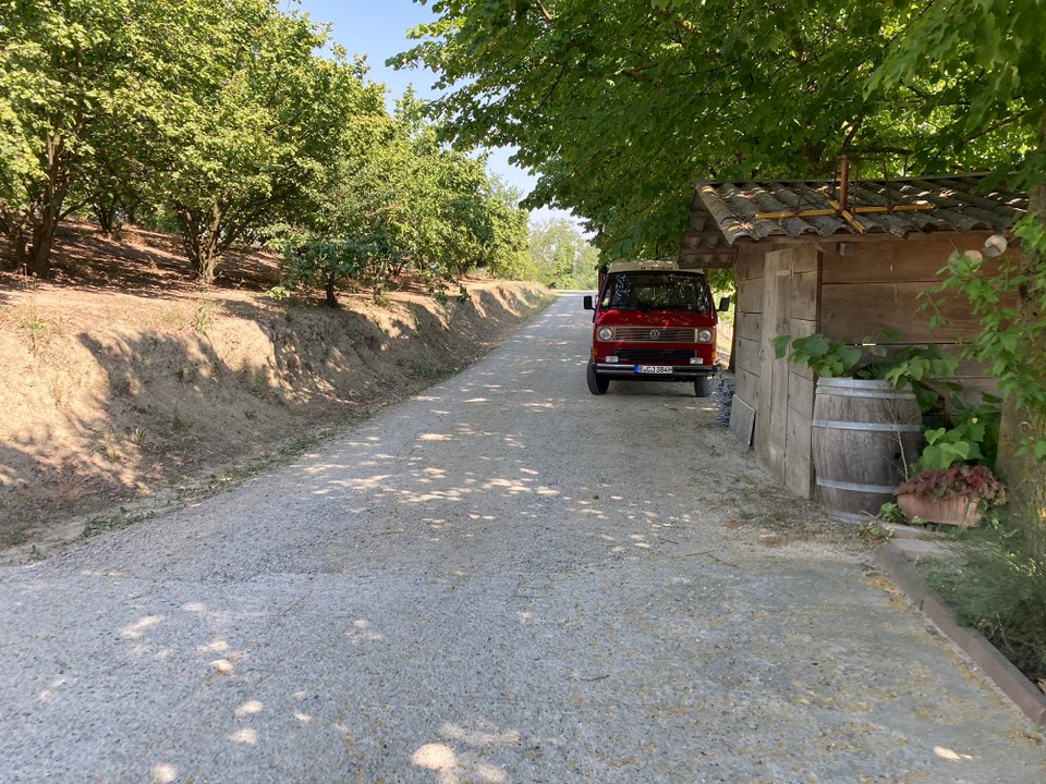 Italien - Albugnano - Beim Winzer angekommen steht der Bulli im Schatten vor den Tor