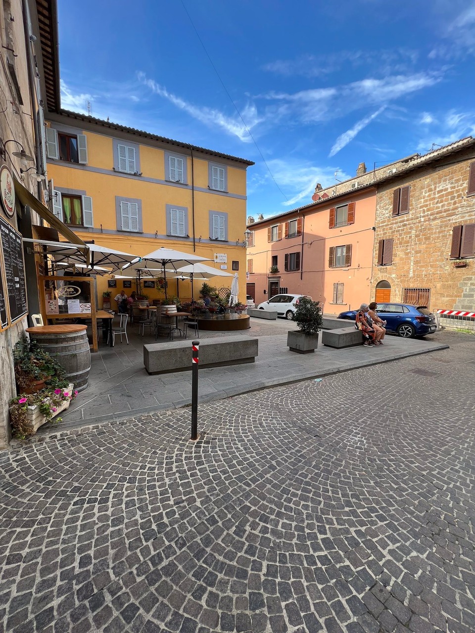 Italien - Orvieto - Immer wieder kleinere Plätze mit Kaffees und / oder Restaurants