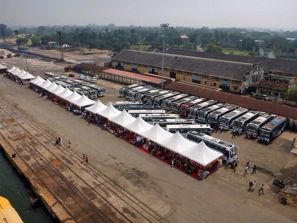 Indien - Kochi - Die Busse stehen für den Ausflug bereit. 
Ein schöner Markt direkt vor dem Schiff. 