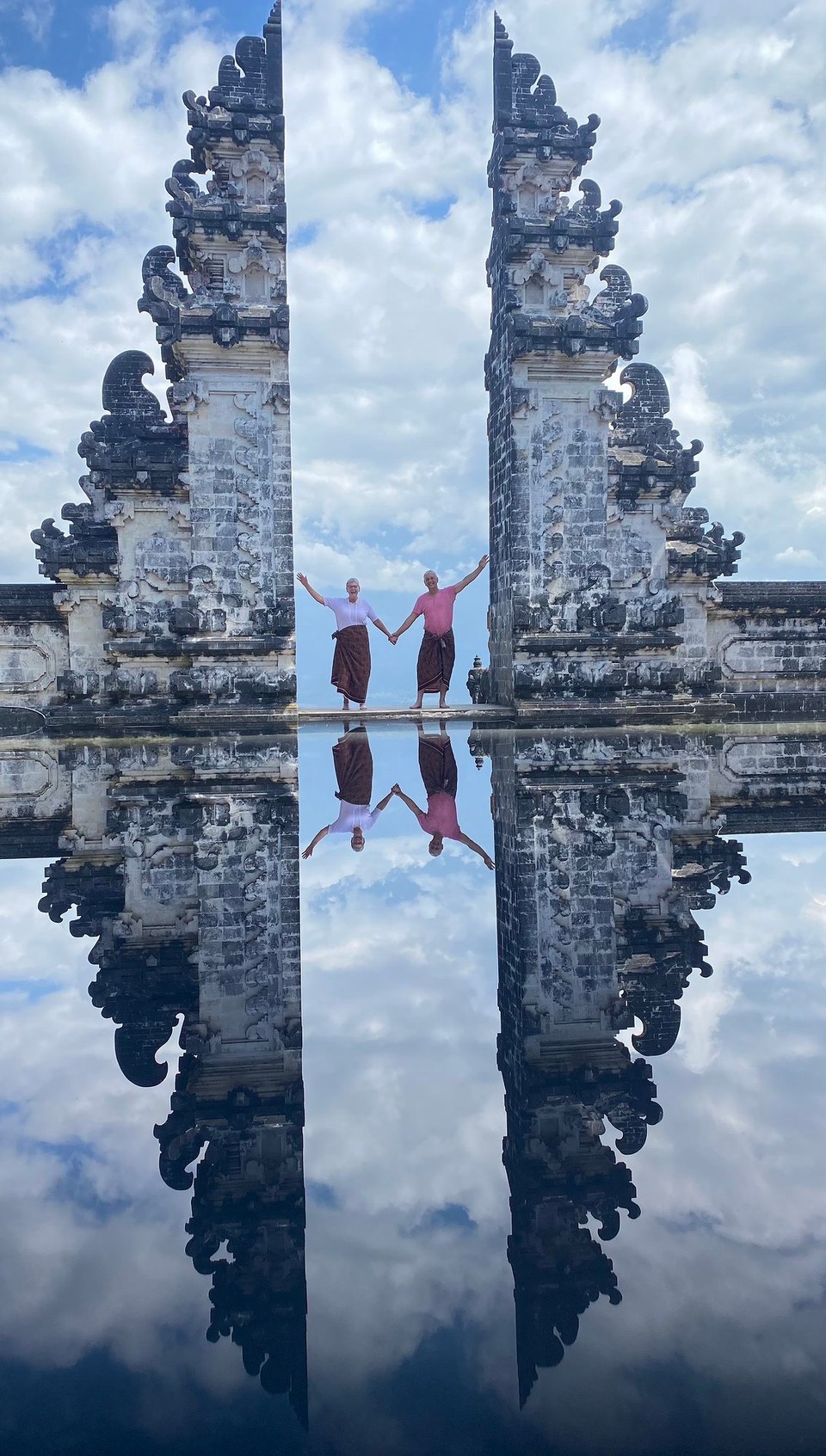 Indonesien - Karangasem - Denkt man an Bali, erscheinen Bilder von Sandstränden, Palmen und Tempeln im Kopf. Allen voran vom berühmten Pura-Lempuyang-Luhur-Tempel mit dem angrenzenden See. Doch den See gibt es in Wirklichkeit nicht.
Es ist einfach nur ein Spiegel. Also vergesst all die schönen Bilder aus dem Internet.