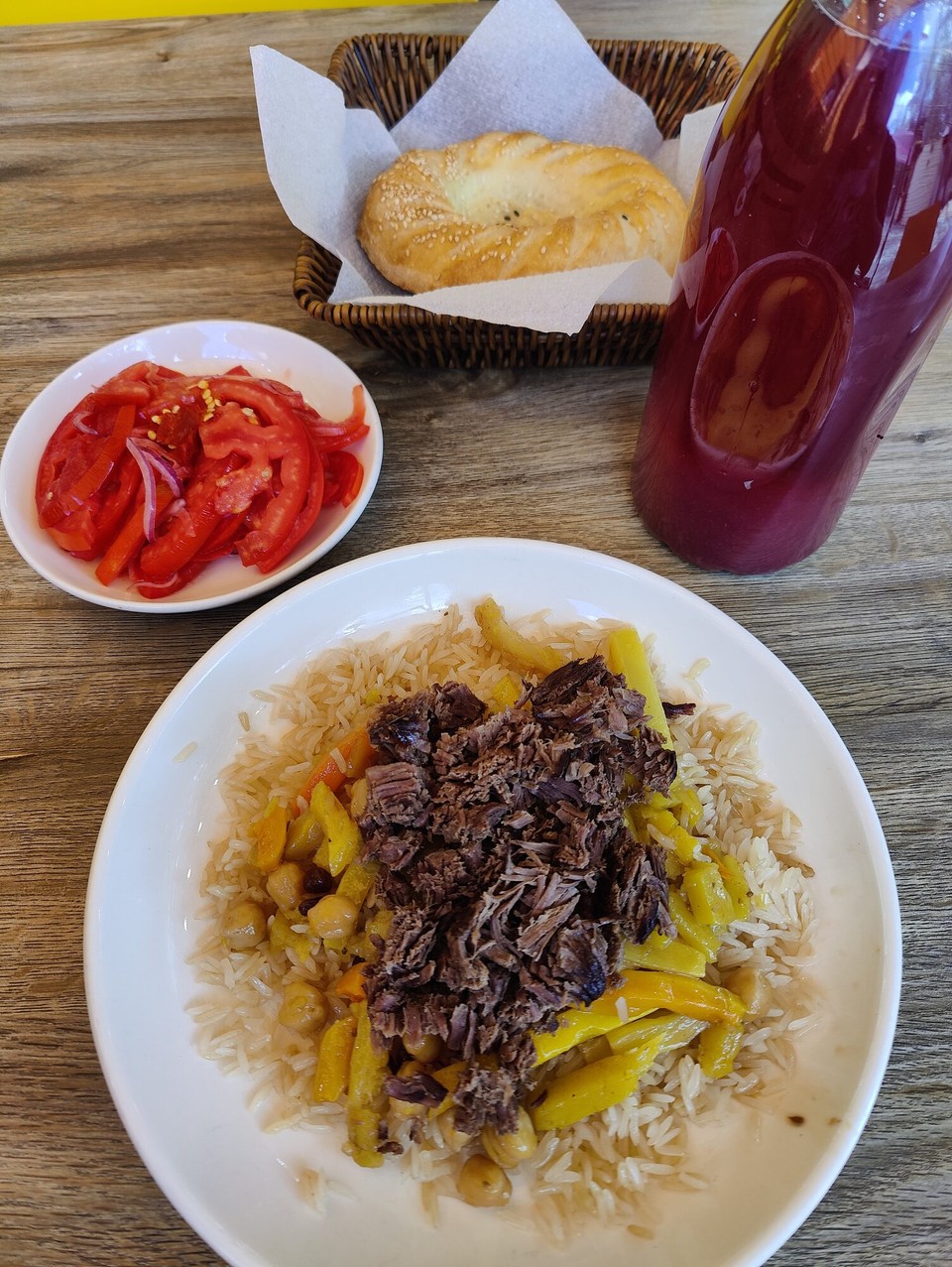 Kasachstan - Abai - Leckerer Plov mit frischen Tomaten und Zwiebeln, dazu hausgemachter Kompott und frischen Fladenbrot aus dem Tandir 