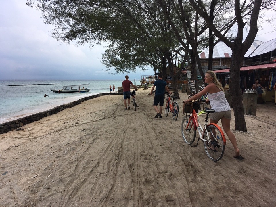Indonesien - Lombok Utara - Teilweise mussten wir durch Sand schieben, eine richtige Straße gab es nicht