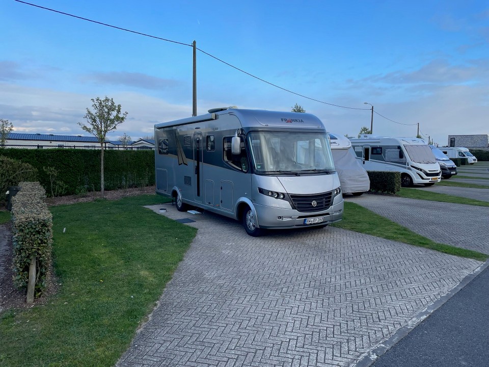 Belgien - Middelkerke - Der WoMo-Stellplatz war ausgebucht, aber wir bekamen noch die Nummer 27 von 30