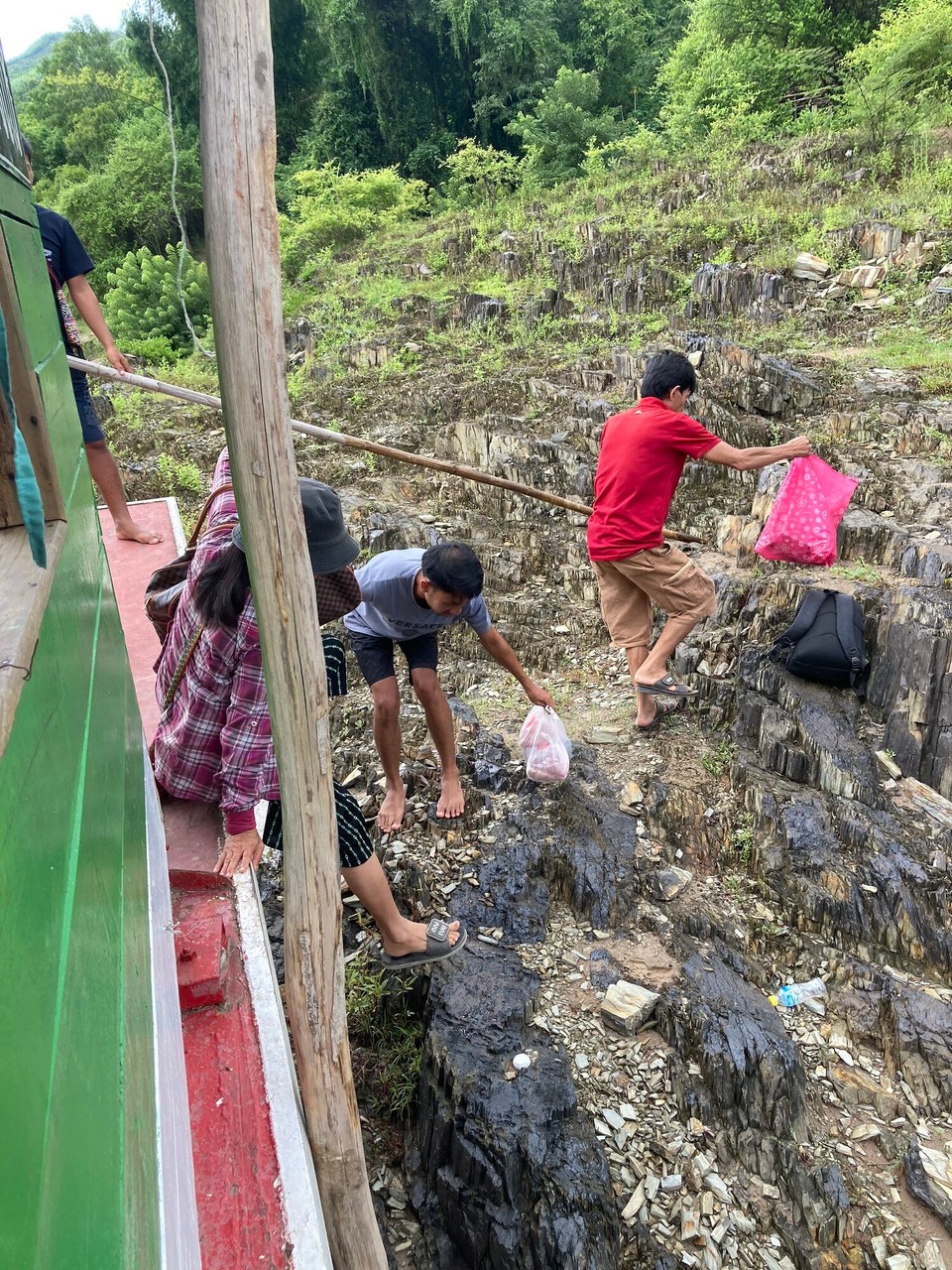 Laos - Pakbeng - Einige Stopps zwischendurch, gefühlt mitten im Nirgendwo wird einfach von Board gehüpft - auch die älteren Passagiere
