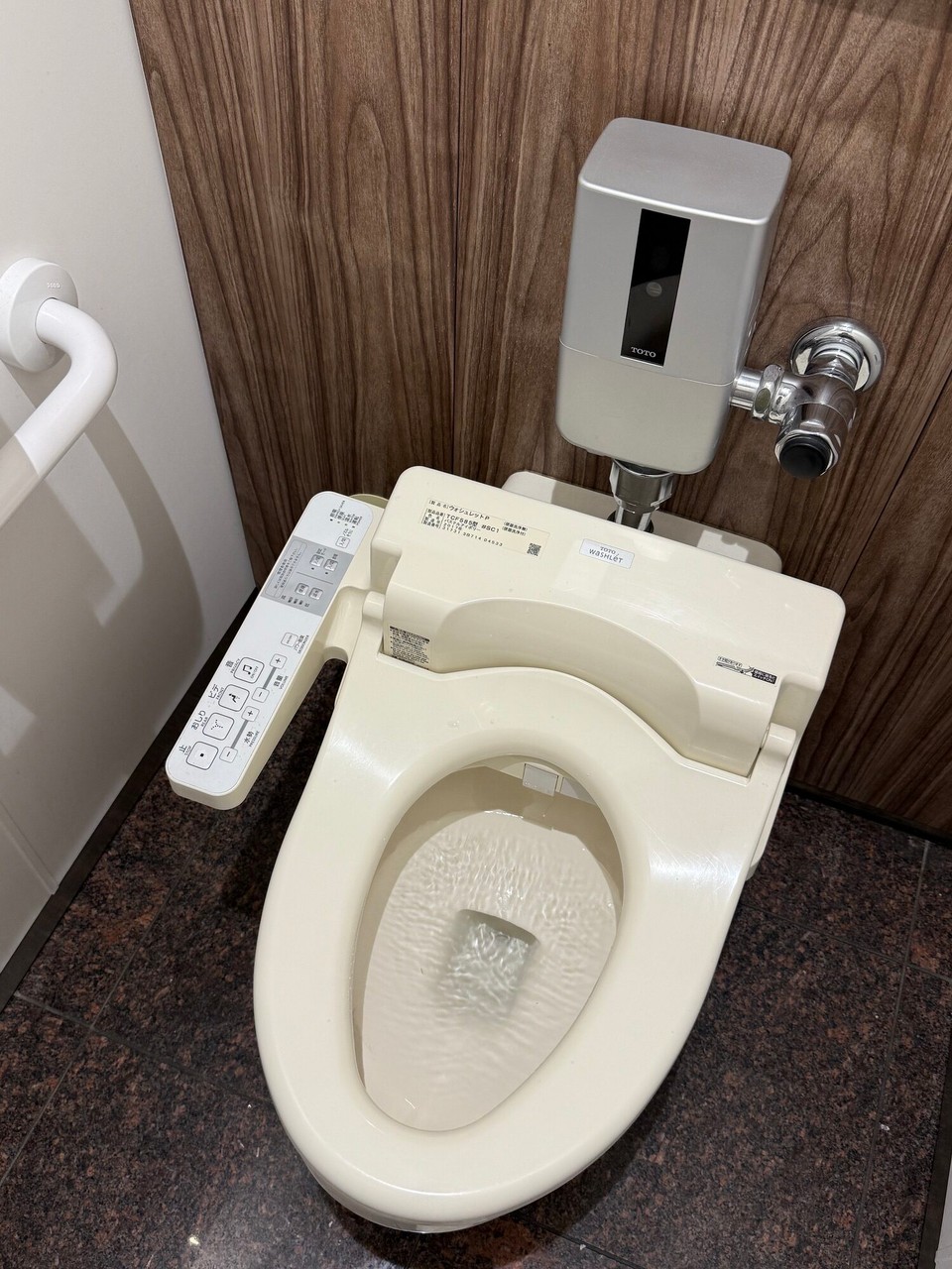 Japan - Chiyoda - Toiletten sind in Japan ein Highlight. Meistens sogar mit Bedienungsanleitung ausgestattet.