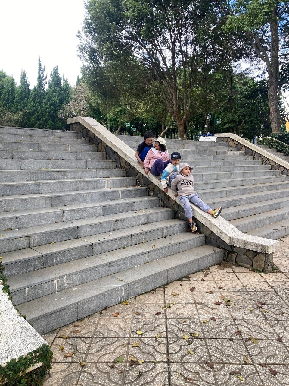 Vietnam - Da Lat - Das Leben ist doch lustig 😅 einer rutscht in den anderen rein und dann ab nach unten 😂