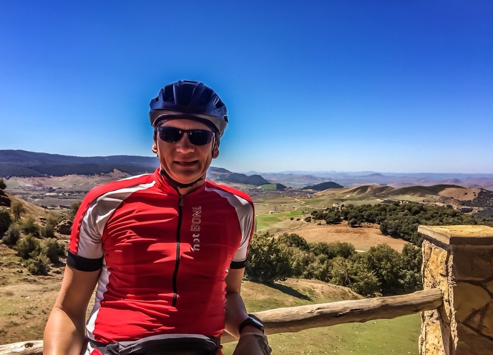 Marokko - Fès - Der "Höhepunkt" der gesamten Tour. Auf 1.700m Höhe ein Blick zurück in den Mittleren Atlas. Von nun geht's bergab.