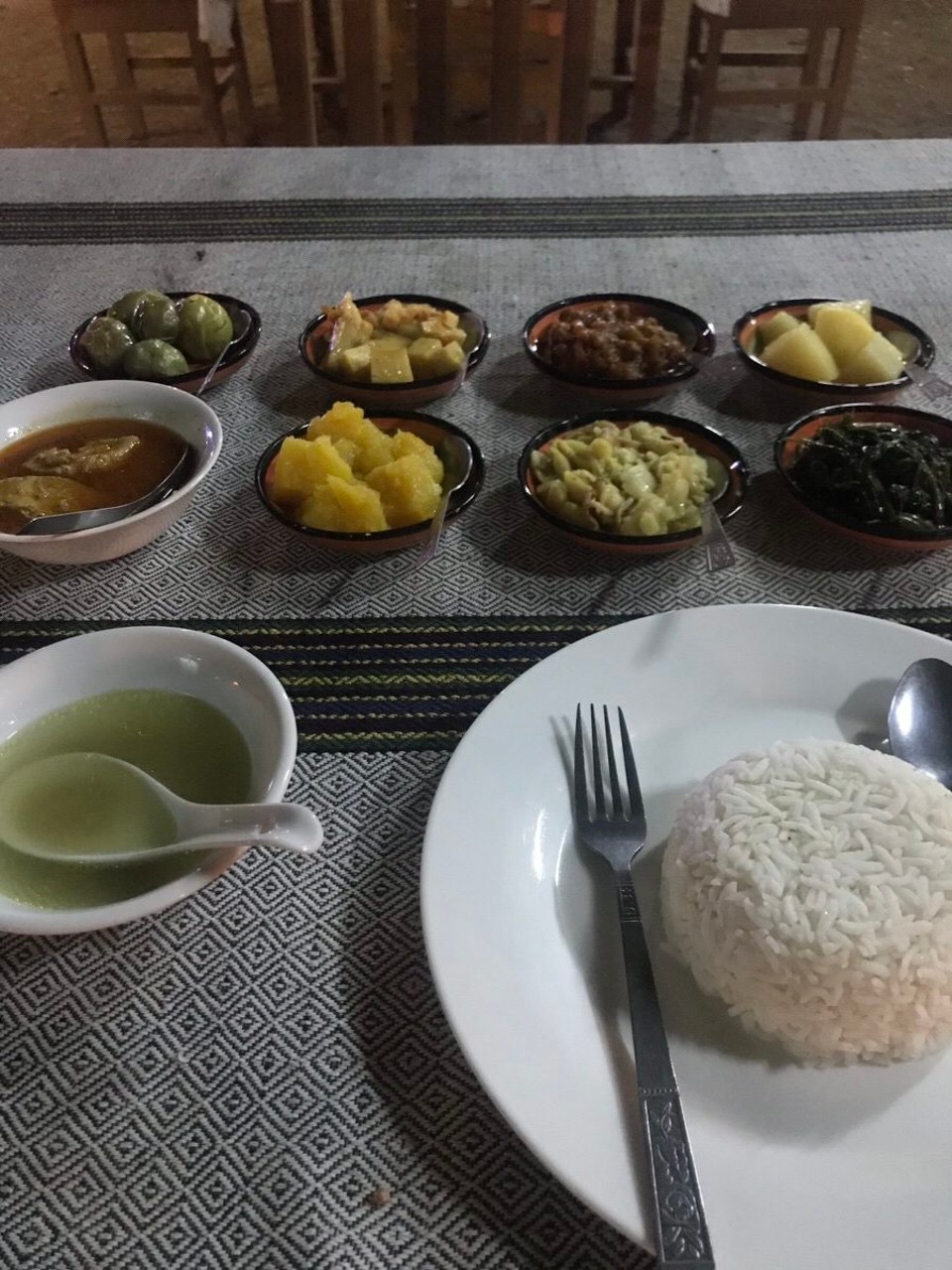 Myanmar (Burma) - Bagan - Tradisjonell Myanmar middag, curry med ris og mange forskjellige småretter, masse forskjellige grønnsaker. smakfullt men ikke alltid så sterkt. 