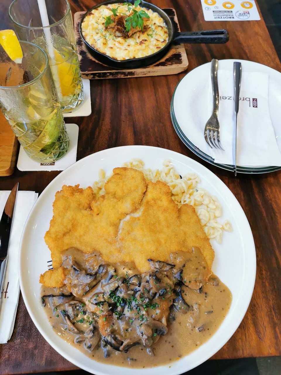 Singapur - Singapur - Ouu feiin, do giz doch gad a biz Heimweh b dena feina Sacha😊
Z Dütscha Reschti "Brotzeit" mitm Schwizer Chuchichef. Alli Zuatata für dia feina Menüs werden us Gschmacksgründ vu Europa importiert, schu fascht varukt.