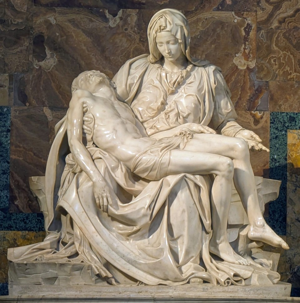 Italien - Rom - Die Pieta wurde aus einem Marmorblock geschaffen. Bei der Fertigstellung war Michelangelo 25 Jahre alt.