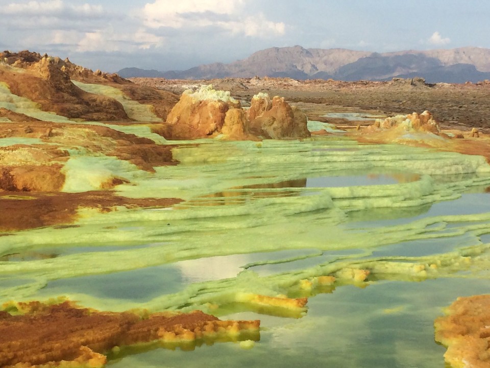 Äthiopien -  - Und dann die bunte Erde - aus der noch heißen Vulkanoberfläche quellen heiße Flüssigkeiten mit Mineralien, die ständig neue Formen bilden. Das verbleibende ‚Wasser‘ ist hochprozentige Säure