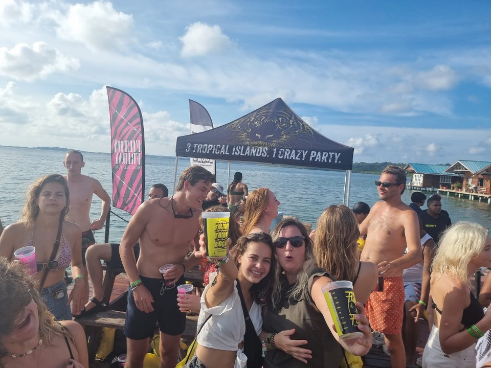 Panama - Bocas del Toro - Having a good time 🍻 