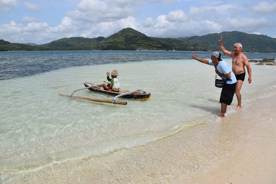 Indonesien - Kabupaten Lombok Barat - Wir haben ihn dann noch bei der Abfahrt mit seinem Boot ins Wasser geschoben und uns verabschiedet.