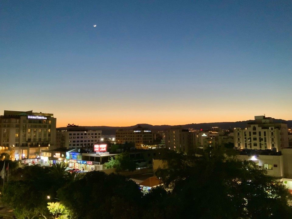 Jordanien - Al-aqabah - Da die Sonne immer hinter den Bergen verschwindet, gibts leider keine schönen Sonnenuntergänge,
Morgen früh geht es dann über die Grenze, also gute Nacht 😴 