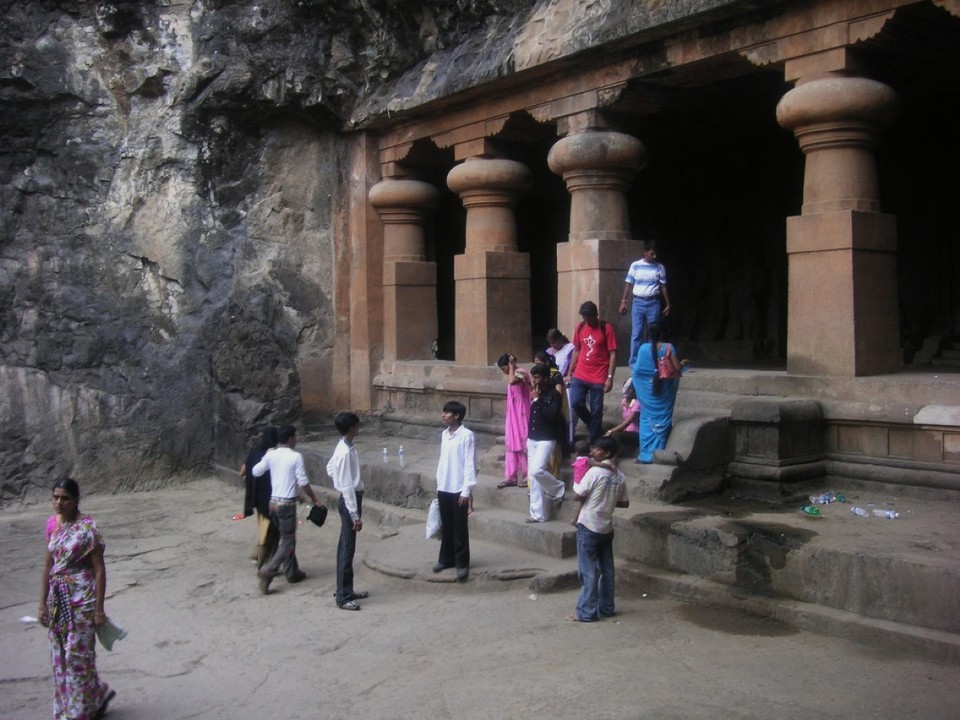 Indien - Mumbai - Eingang zum Höhlentempel der Insel Elephanta.  Mumbai