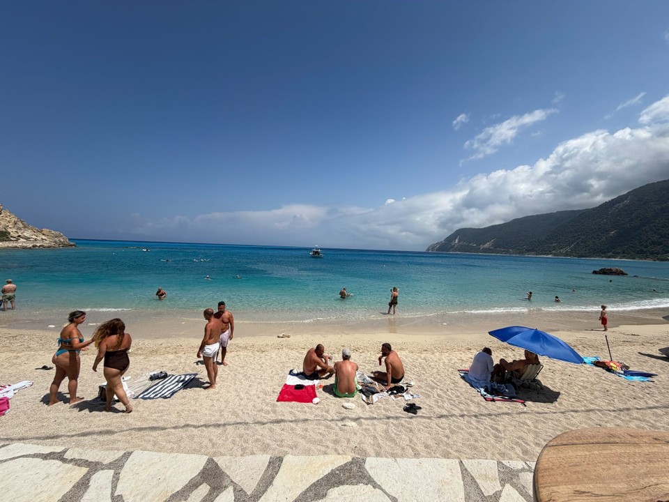Griechenland - Agios Nikitas - Nach einem kleinen Bummel durch die Stadt gab es am Strand Pommes für Elias.