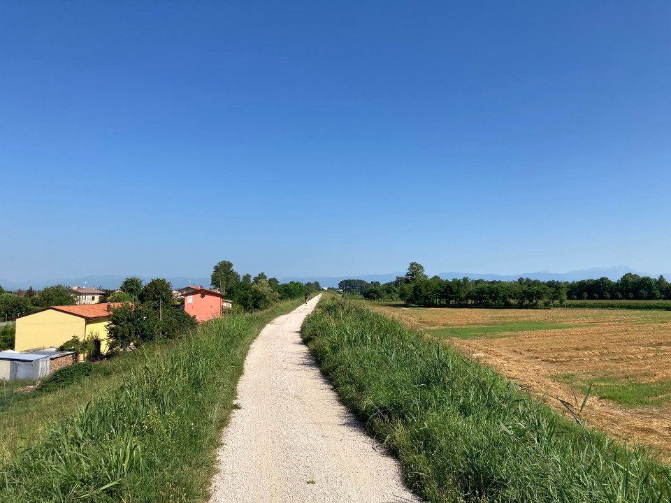 Italien - Jesolo - Kilometer langer Damm, im Hintergrund nochmal Berge zu sehen 