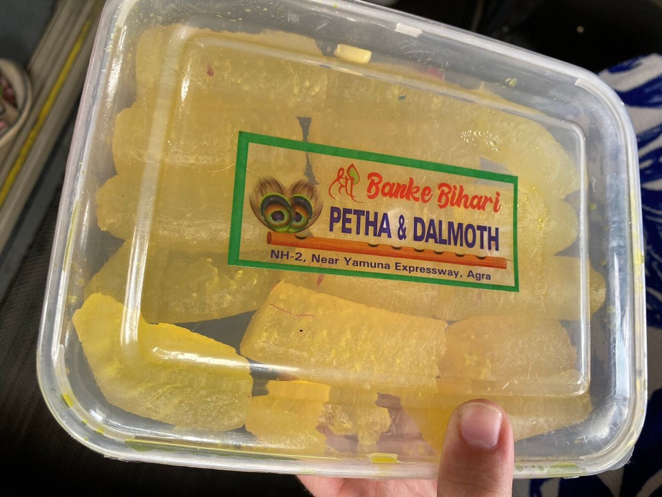 Indien - Agra - Spezialität aus Agra nehmen wir als Gastgeschenk für Sparshita und ihren Papa mit