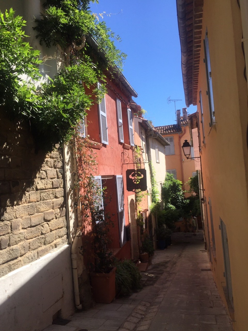  - Frankreich, Grimaud, Das Dorf auf dem Berg - Das idyllische Bergdorf Grimaud mit engen Gässchen und tollen Restaurants :-)