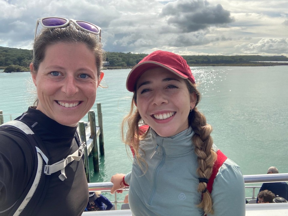 Neuseeland - Waitemata and Gulf Ward - Francisca und ich machen eine Rundwanderung auf der Insel 😎