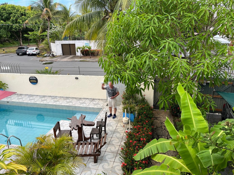 Brasilien - Salvador - Der neue Mangobaum ist kräftig gewachsen!
Jürgen macht seinen Rundgang