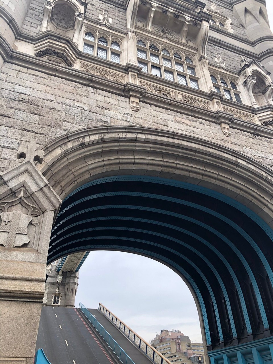 Vereinigtes Königreich - London - Zum ersten Mal gesehen: die Tower Bridge in ihrer Funktion als Klappbrücke