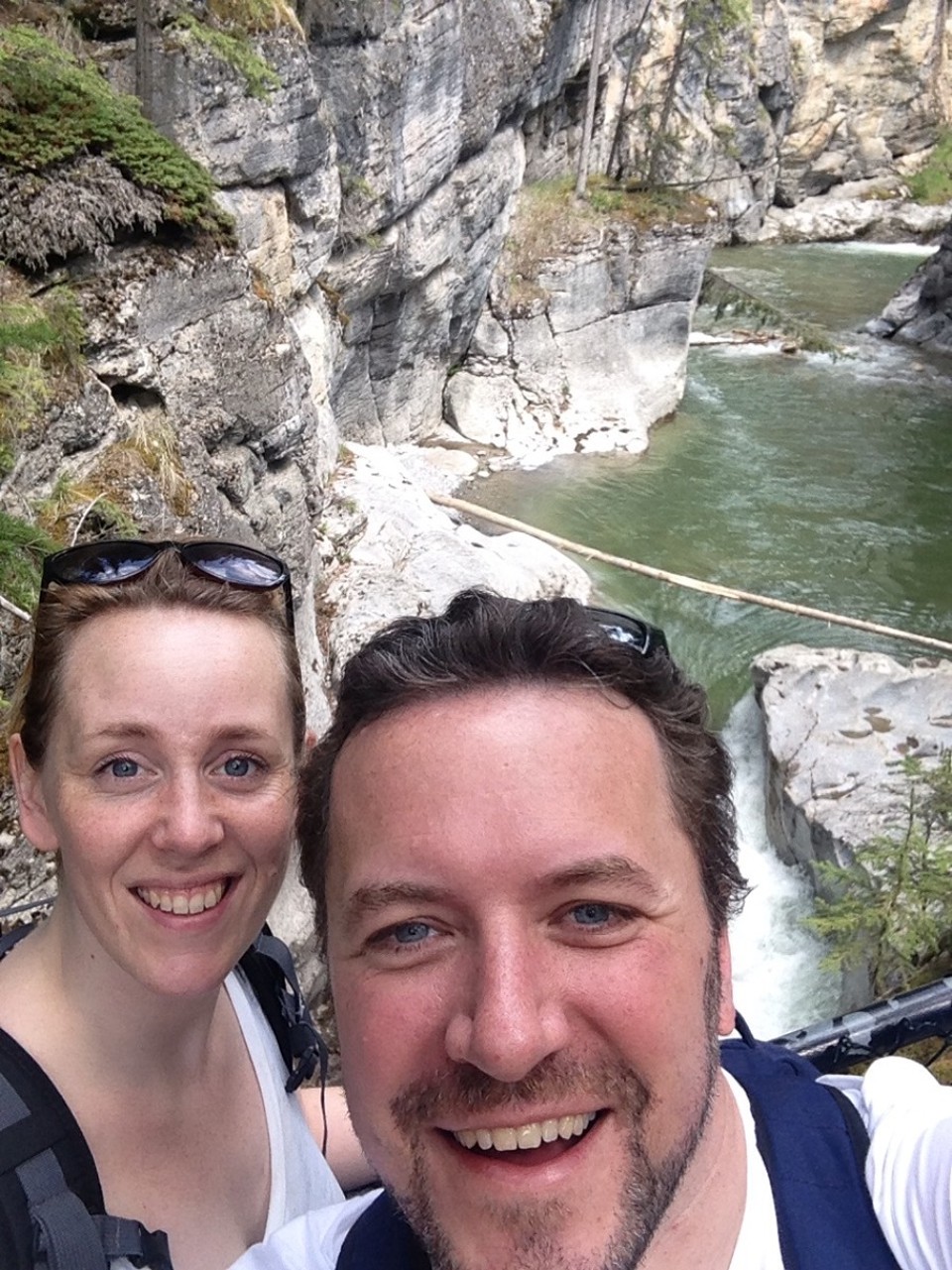 Canada - Jasper - Selfie met je hoofd pontificaal voor de waterval.