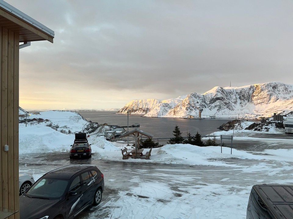 Norwegen - Samuelsberg - Alles frisch verschneit. Schöne Morgenstimmung beim Zmorge in Honningsvåg. 