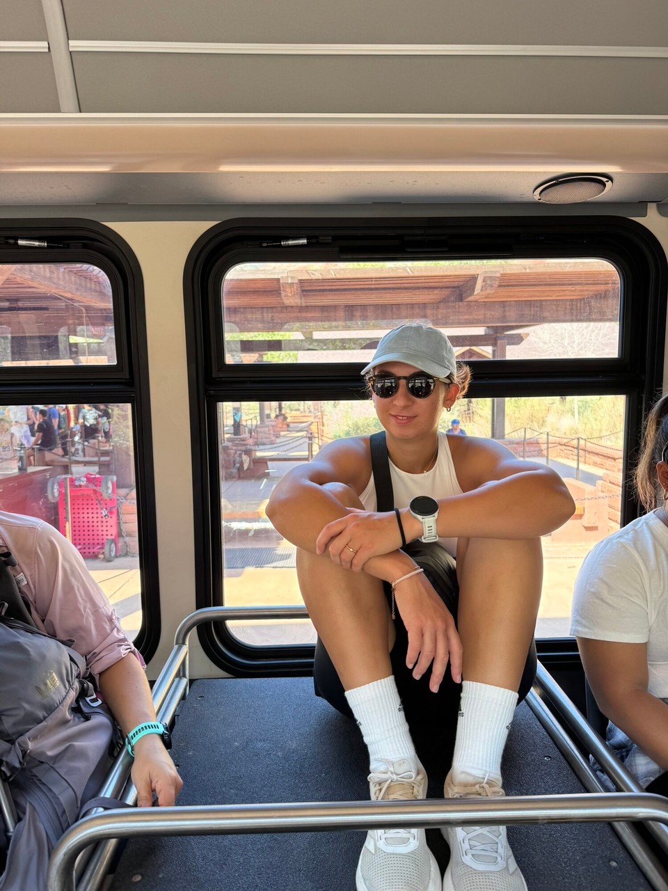 Vereinigte Staaten - Springdale - Höt hemmer deh Zion Nationalpark etkundet. Mitem Shutel Bus simmer bis ah d‘Ändstation gfahre.☺️ Will alli Sitz bsetzt gsi sind, hemmers üs uf de Gepäckablag gemütlich gmacht.😅 