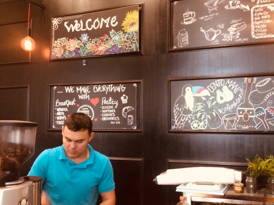 Australien - Melbourne - Kurzer Stopp der Stadtführung- eigentlich am renovieren aber bei so vielen Touris kann man auch ne Stunde öffnen [Coffee Metropole Melbourne] ein Dank an die Columbianer 