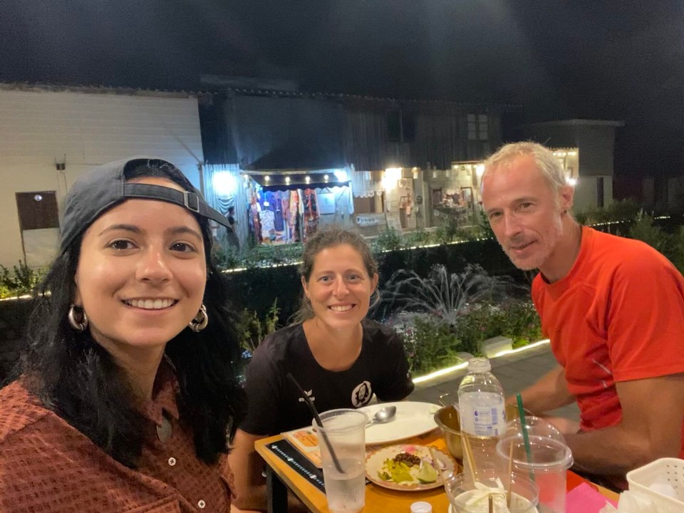 Thailand - Chiang Mai - Zum Abendessen ist auch Tara noch mit dabei 🥳