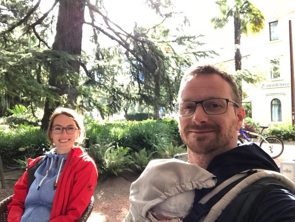 Italien - Arco - Frühstück im Park von Arco. Typisch Italienisch: Cappuccino und süßes Hörnchen 😋