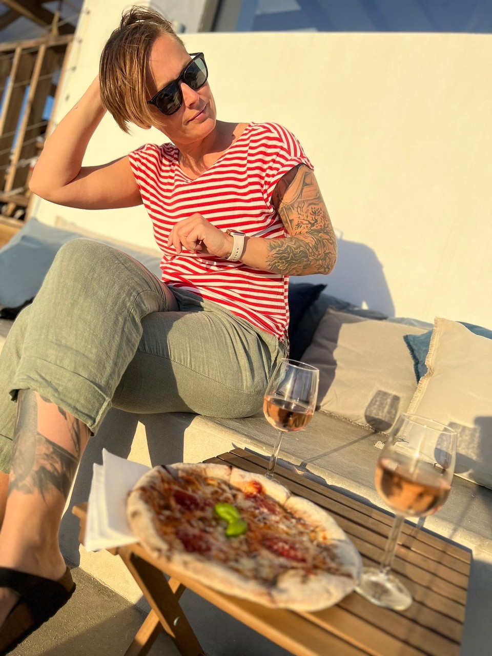 Portugal - Porto Covo - 2 verschiedene Rosé, eine leckere Pizza als Appetizer und einen grandiosen Sonnenuntergang! 