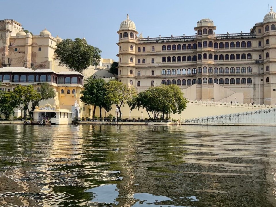 Indien - Udaipur - Stadt Palast vom Wasser aus ist der apastl