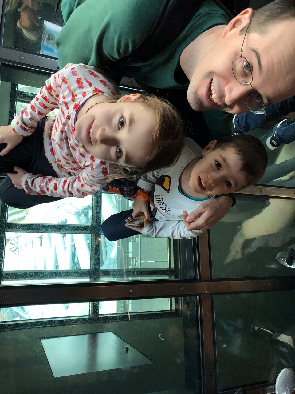 Japan - Sumida-Ku - Glasplattform  350 Meter über dem Boden. Jemand hat lieber fotografiert...