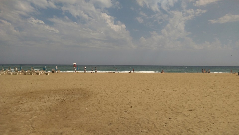 Spanien - Barcelona - Aber wir sind ja in Spanien da kommt nach dem Regen gleich die Sonne wieder raus, sodass wir bei herrlichem Wellengang wieder ins Wasser springen konnten.